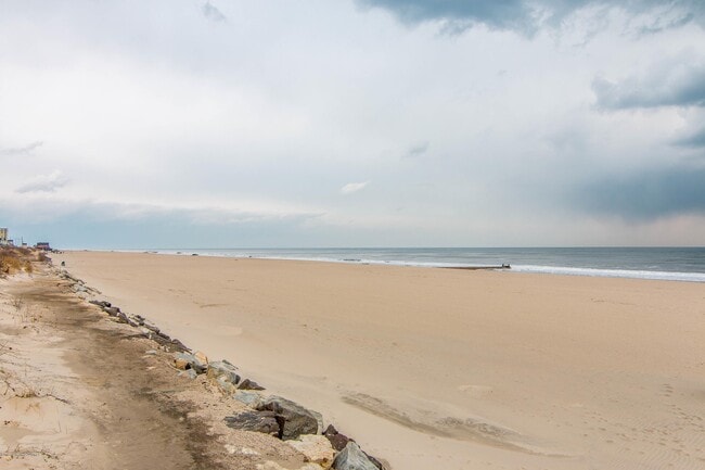 Building Photo - 448 Ocean Ave N Unit 14B