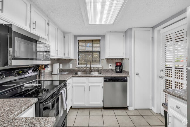 2BR, 2BA - 1100SF - Santa Fe Condo Apartments