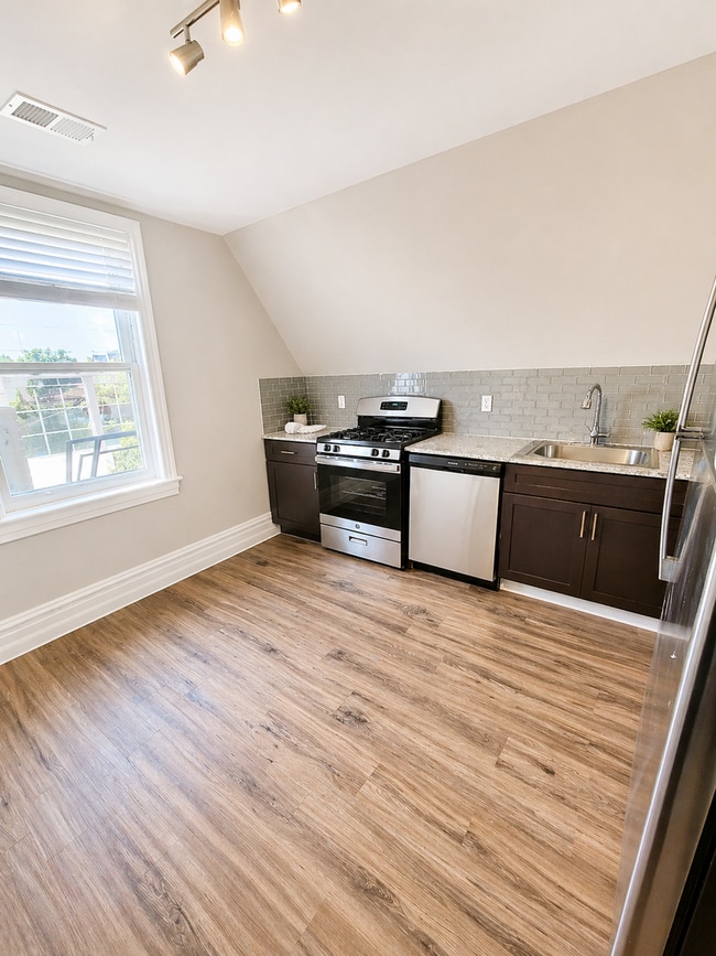 Photo - *** Amazing Shadyside Location * Renovated Apartment * Walk to Ellsworth and Walnut * Pet Friendl... Unit 3RD FL