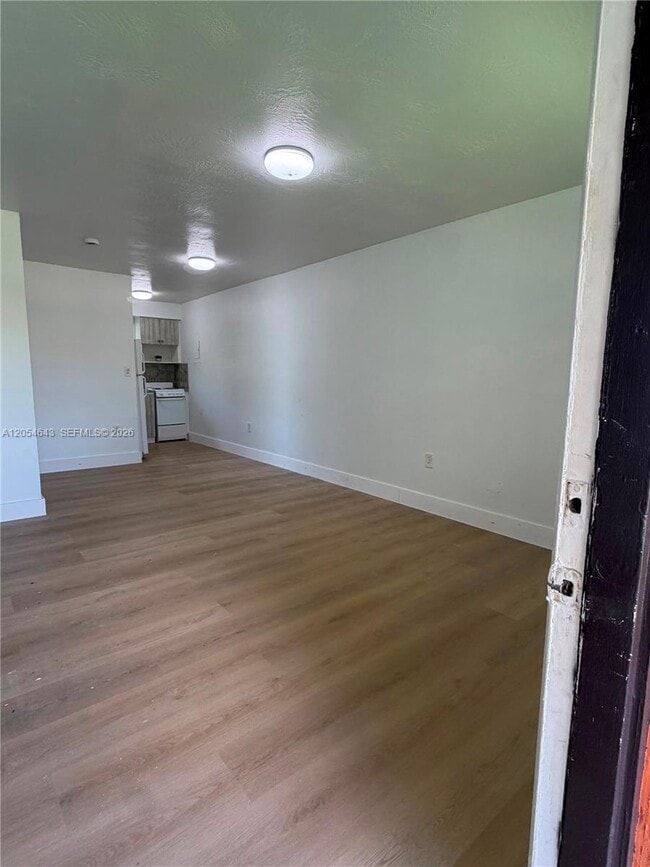 Photo - 1465 W 28th St Unidad 4
