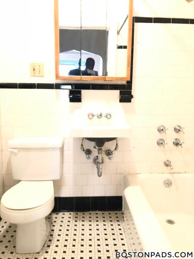 Photo - 72 Strathmore Rd Unit 4B