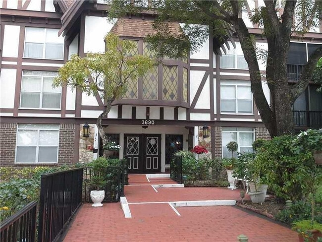 Building Photo - 3690 Inverrary Dr Unit 2Y