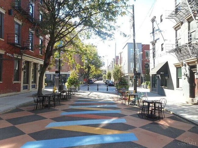 Photo - 26 E 15th St