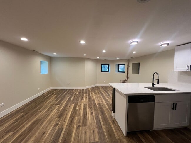4434 W Monroe St Unit 3 (Basement)