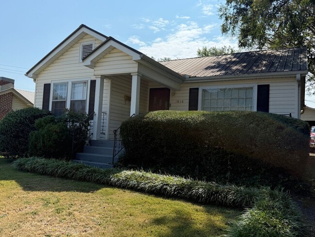 Building Photo - Walking Distance to Pell City Courthouse, ...