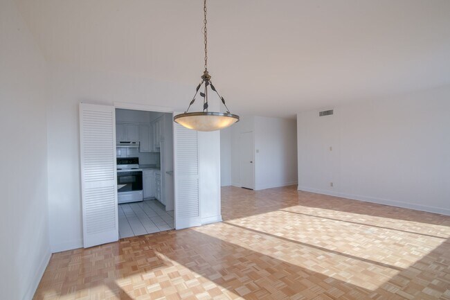 Building Photo - 3555 Chem. de la Côte-des-Neiges Unit 1707