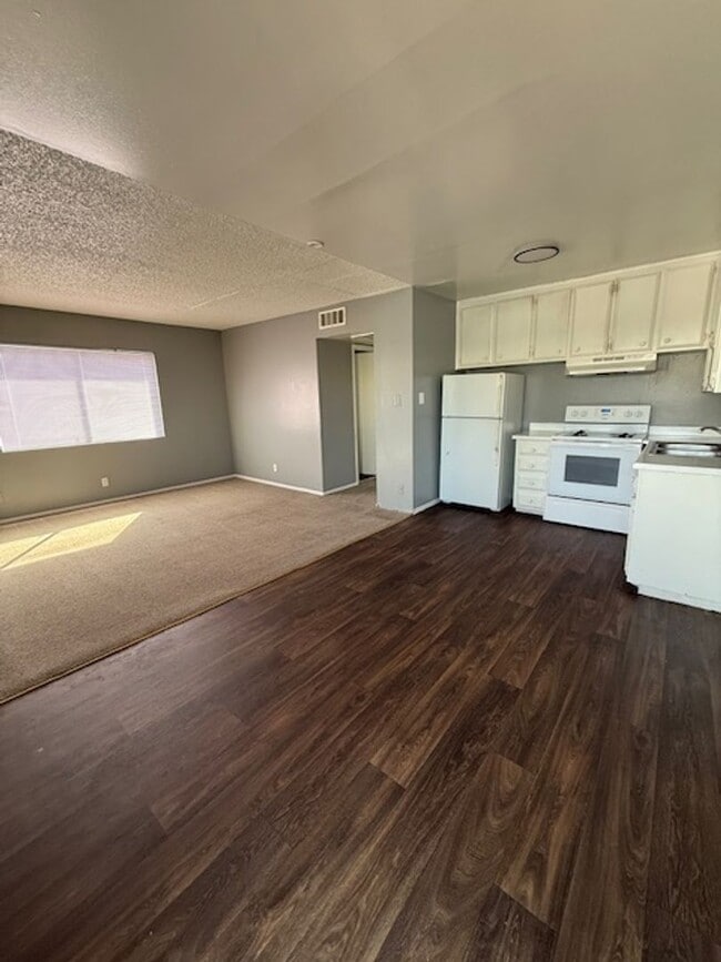 Building Photo - 737 Lilly Ln Unit 14C