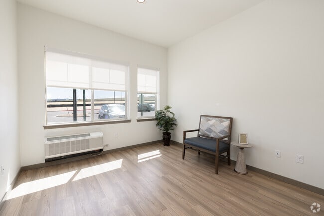1BR, 1BA - 587SF - Living Room