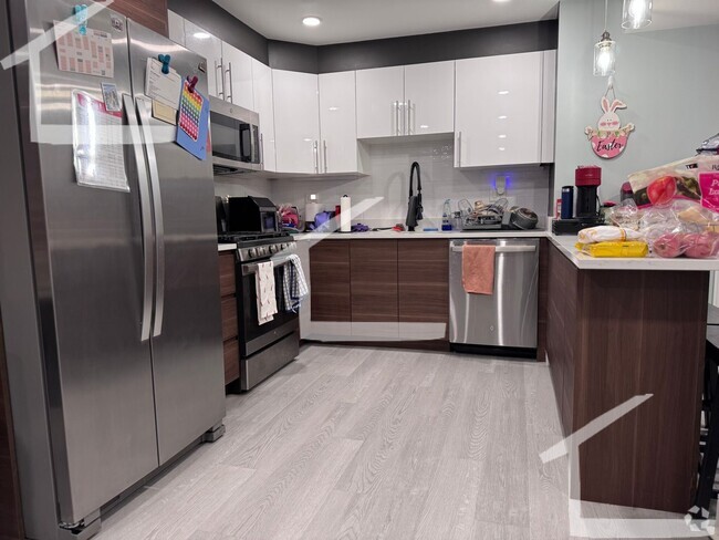 Building Photo - Spacious Brookline 3BR/2Bath!! Newly Renov... Rental