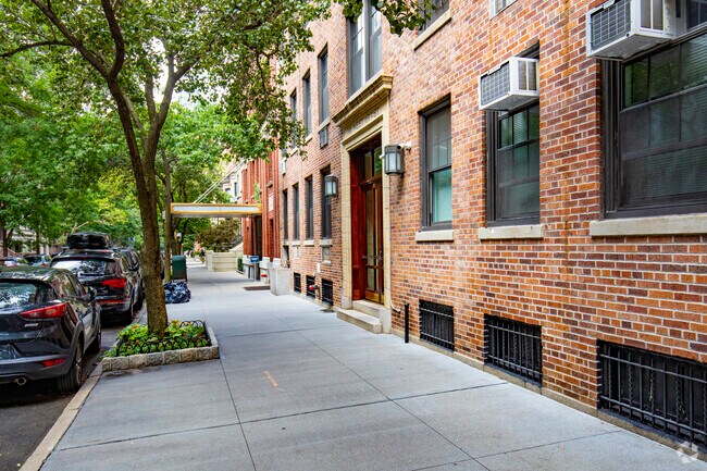 Photo - 11 W 69th St