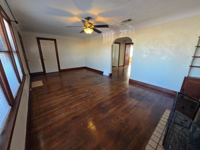 Photo - 508 W 1st St