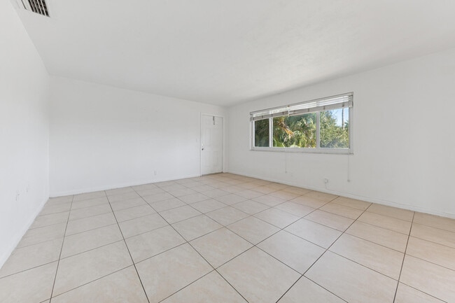 Photo - 1000 NE 9th Ave Unit 6