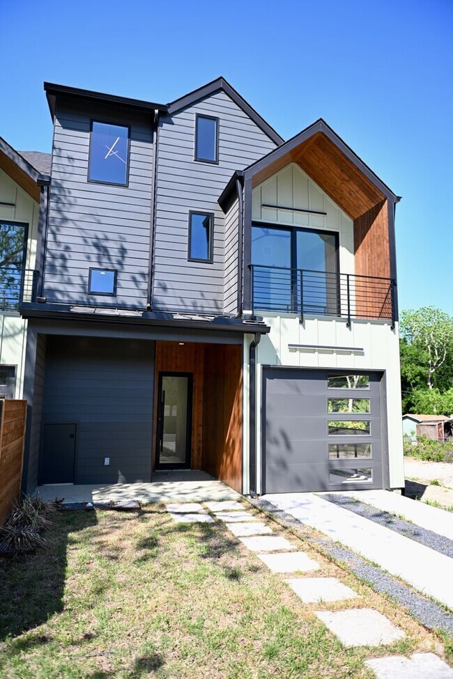 Building Photo - South Austin Oasis Rental