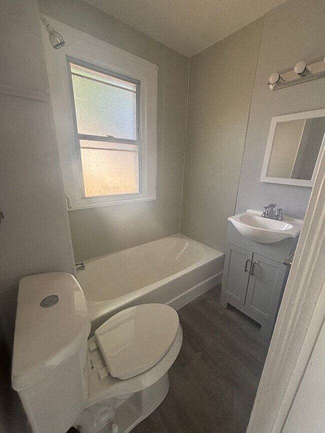 Photo - 4bd Single Newburgh Sec 8/Cash Pay