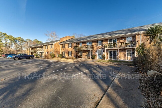 Photo - 1006 Barclay Square