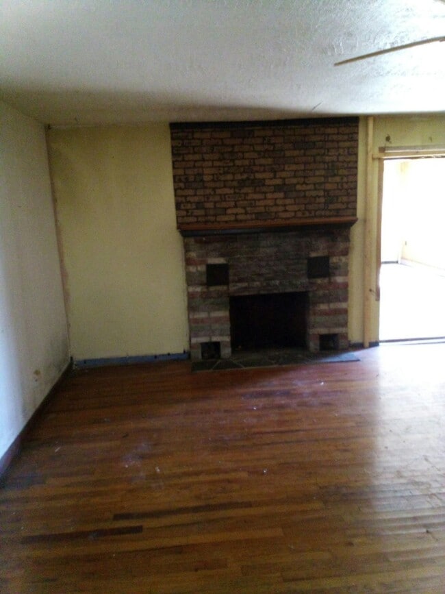 Photo - 313 Station St