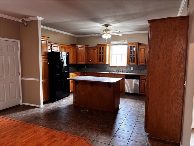 Photo - 104 Cheyenne St