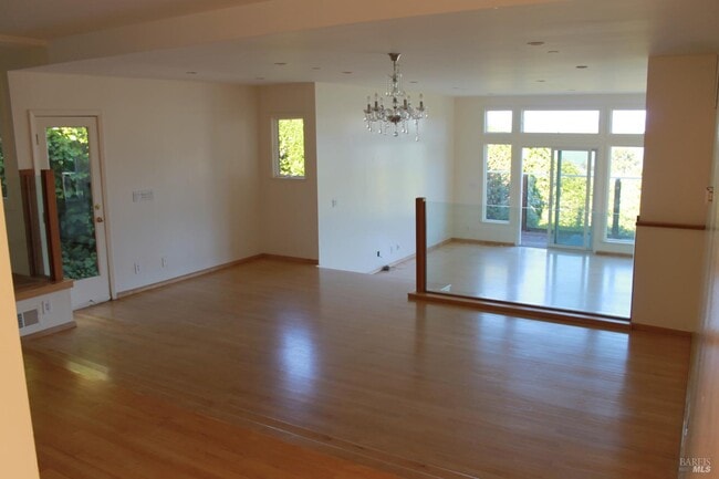 Photo - 230 Diviso St