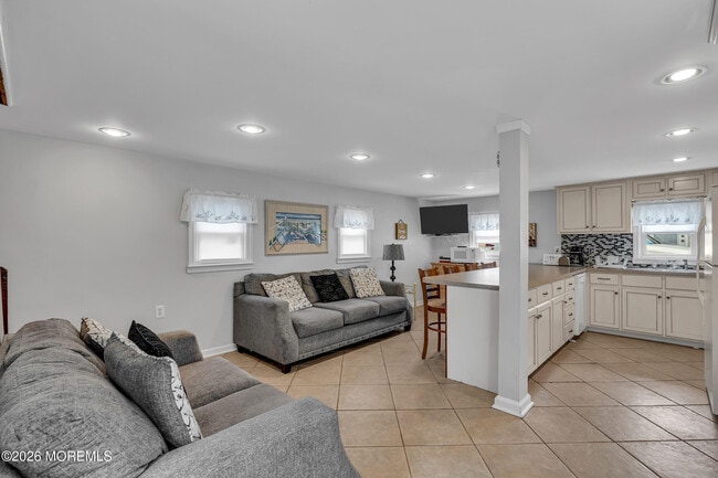 Building Photo - 21 Peterson Ln