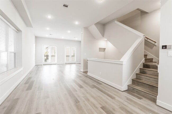 Building Photo - 1250 N Post Oak Rd