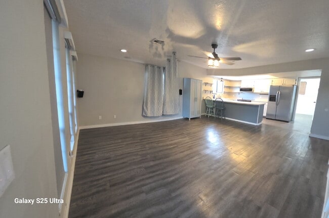 Building Photo - "Charming 2-Bed, 2-Bath Townhouse with Coz... Unit #20