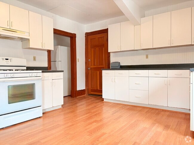 Building Photo - 31 Temple St Unit C Rental