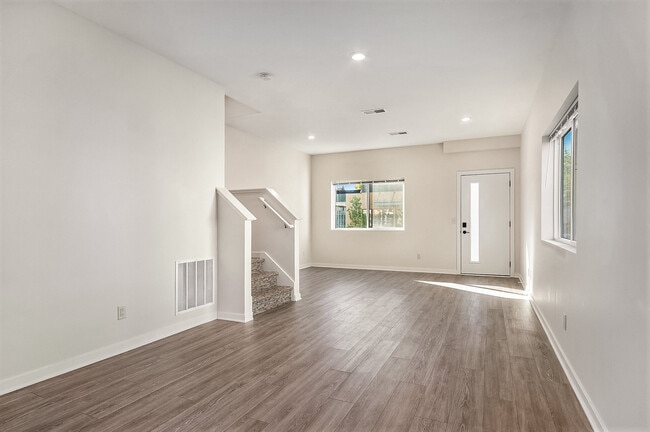 Photo - 937 Fulton St W