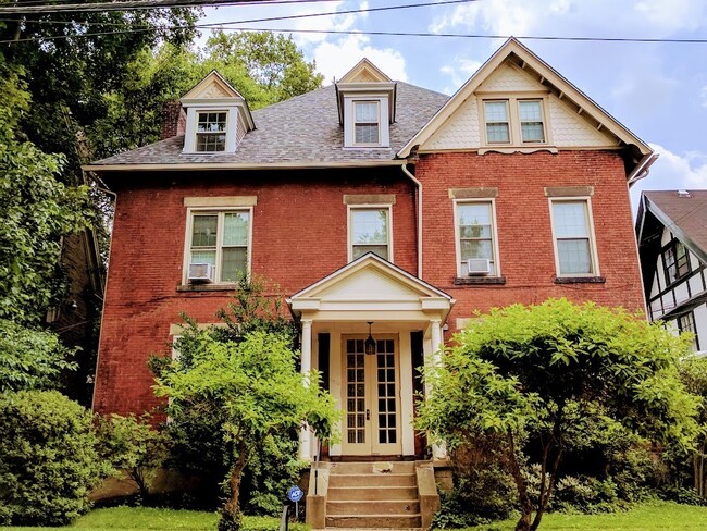 Building Photo - 5910 Howe St Unit Second Floor
