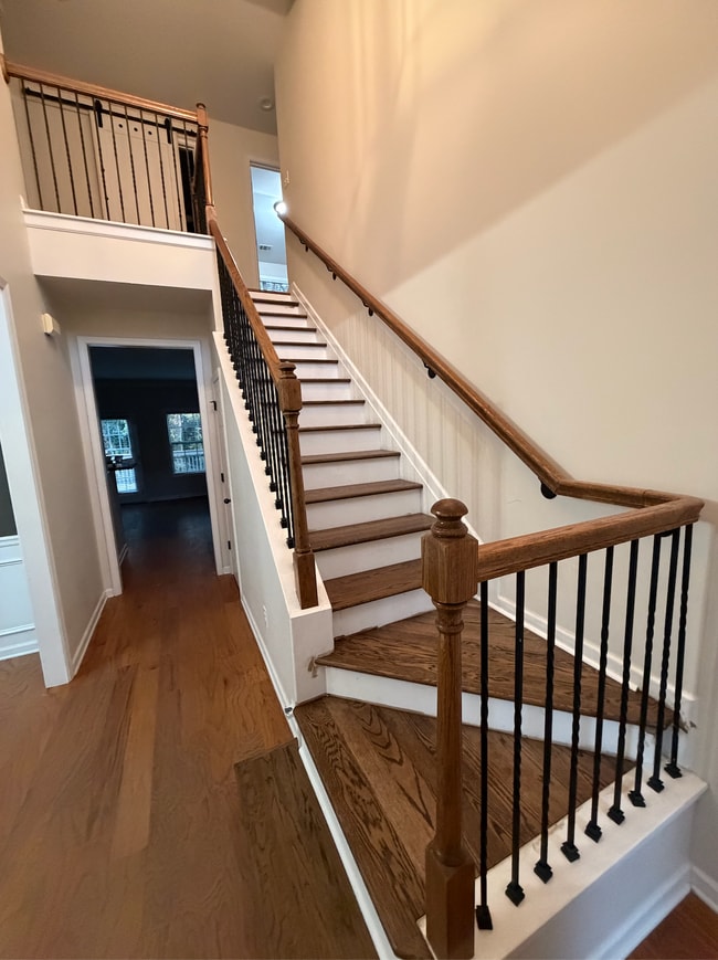 Entry - 1925 Gregory Run NE