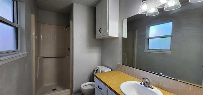 Photo - 811 SE G St
