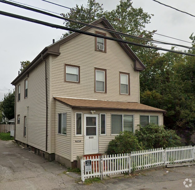 Building Photo - 688 Canterbury St Rental