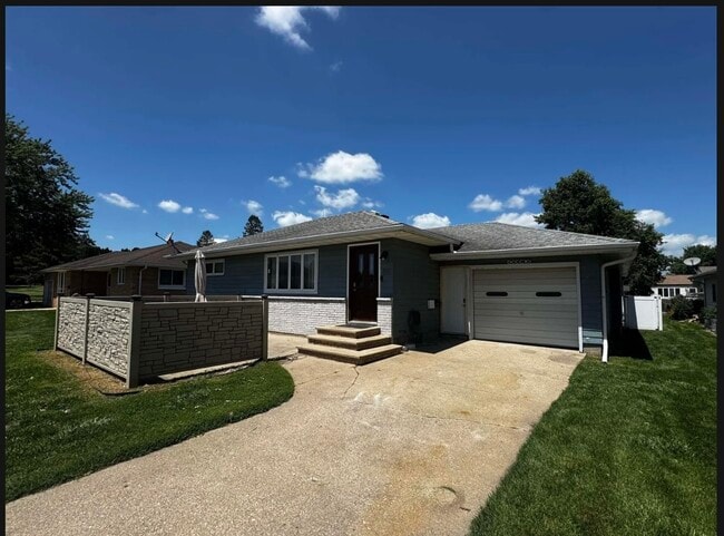 Building Photo - 812 W 4th St