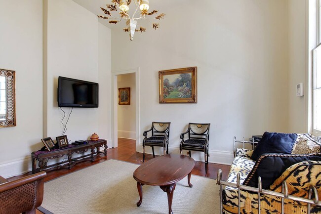 Sala de estar con TV por cable - 5221 Magazine St Unidad 4