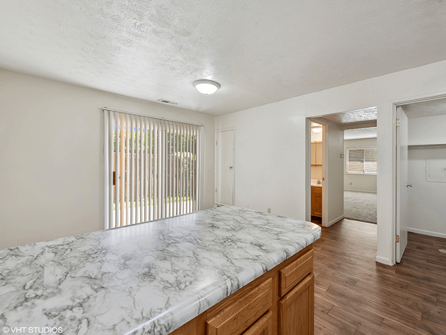 Fully-Equipped Kitchen with Appliances - Arbor Pointe Apartments