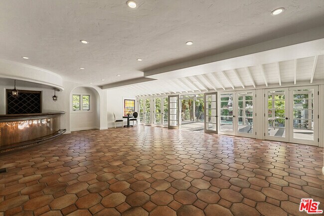 Photo - 512 N Palm Dr