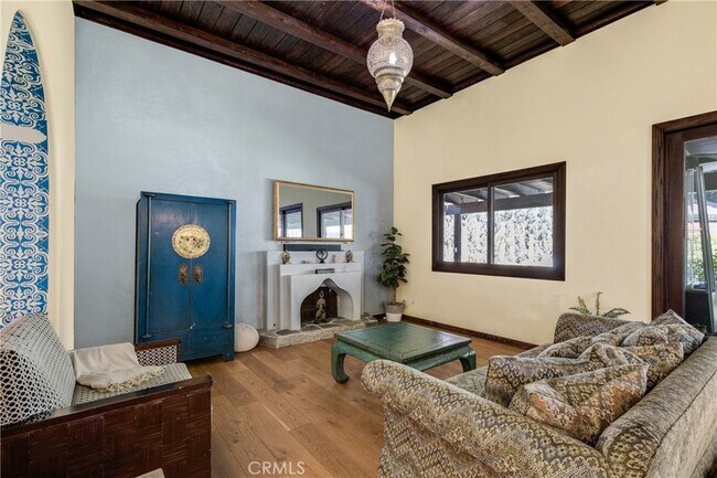 3092 Laurel Canyon Blvd