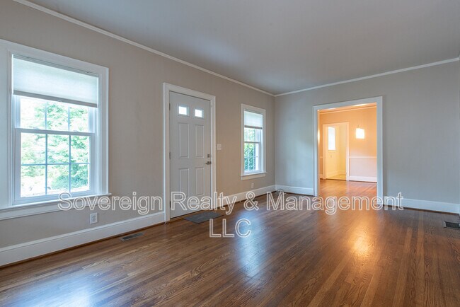 Photo - 208 Shadowmoor Dr