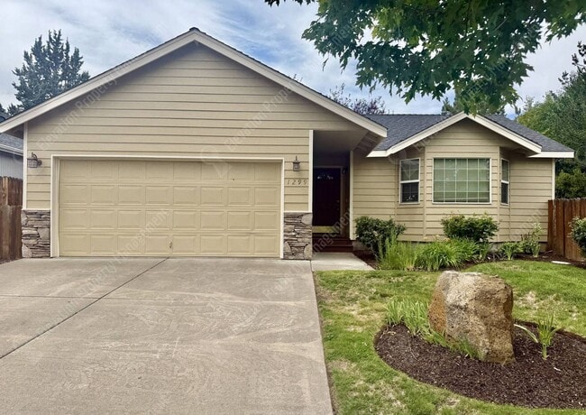 Building Photo - Single Level 3 BR in NE Bend with huge fenced yard!