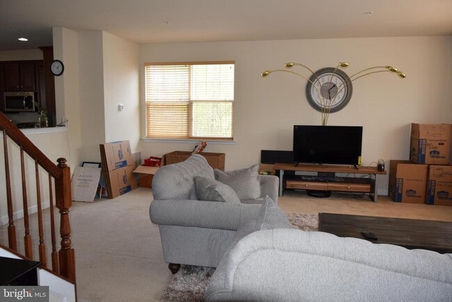 Photo - 390 English Oak Ln