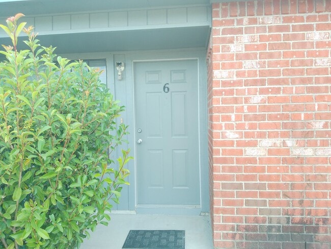 Building Photo - 1818 Rodd Field Rd Rental