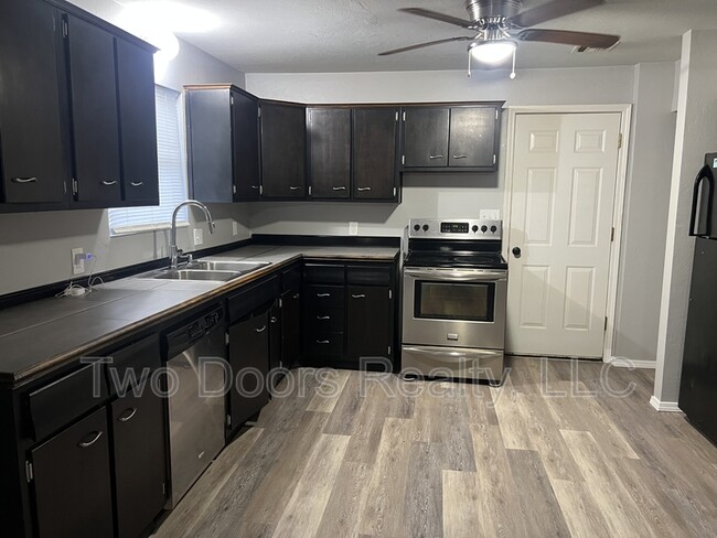 Photo - 504 Georgia St