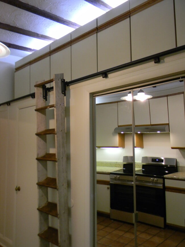 Photo - 311 N High St Unit Rear Apartment