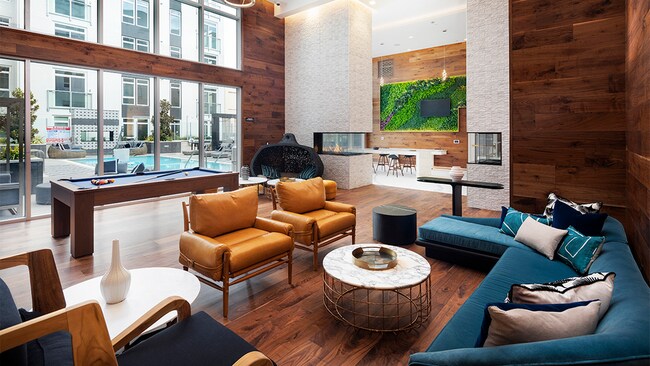 Salón social con pared de musgo, HDTV y áreas de juegos - Modera Hollywood