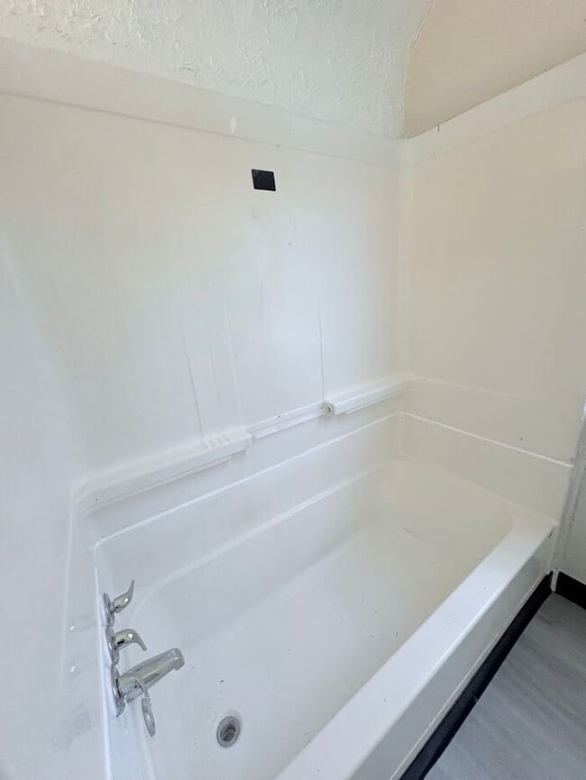 Photo - Charming 4-bedroom, 1-bathroom home located in the vibrant city of Cleveland