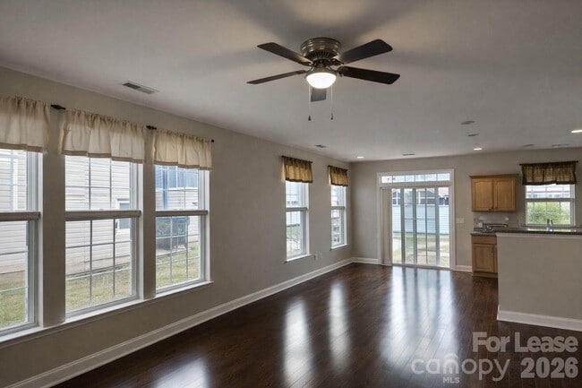 Photo - 121 Walnut Cove Dr