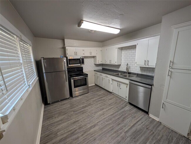 1614 Iowa St