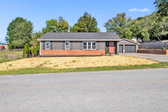 Building Photo - 211 Della Ln