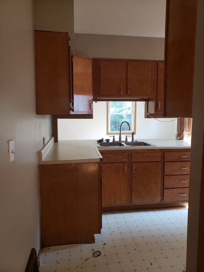 3 Bed, 1 Bath Gem for Rent at 2018 Oakland... Rental For Rent in Lima, OH