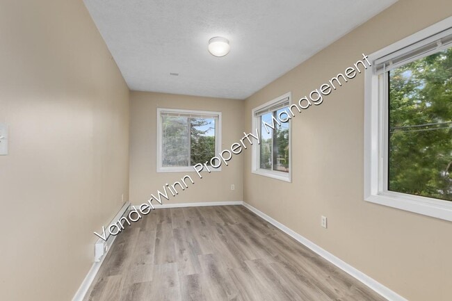Photo - 740 Kellogg St SE