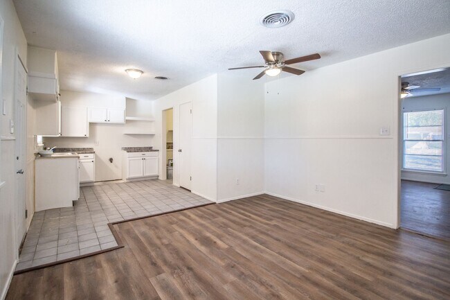Photo - 3 Bedroom 2 bathroom house in convenient l...